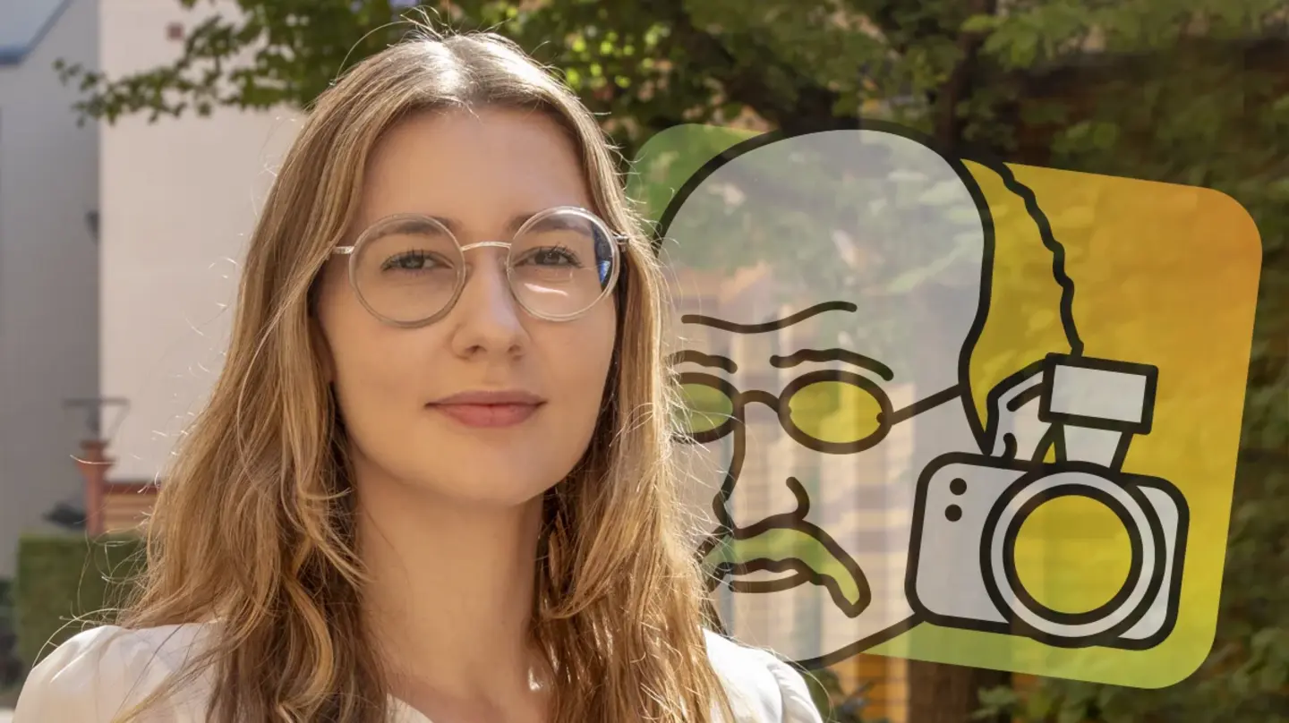 Porträt von Renata Possobon vor Bücherregalen und dem Logo der Math Planck People