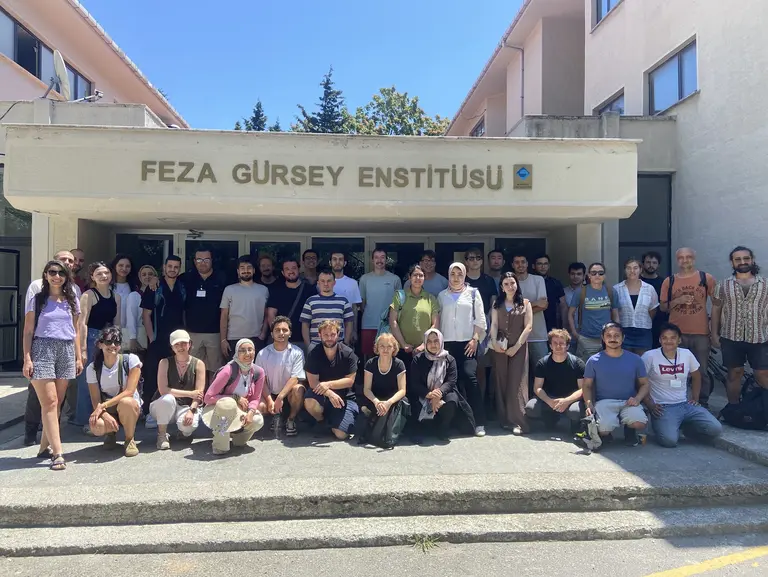 Gruppenbild von der CIMPA Summer School in der Türkei vor der Feza Gürsey Enstitüsü
