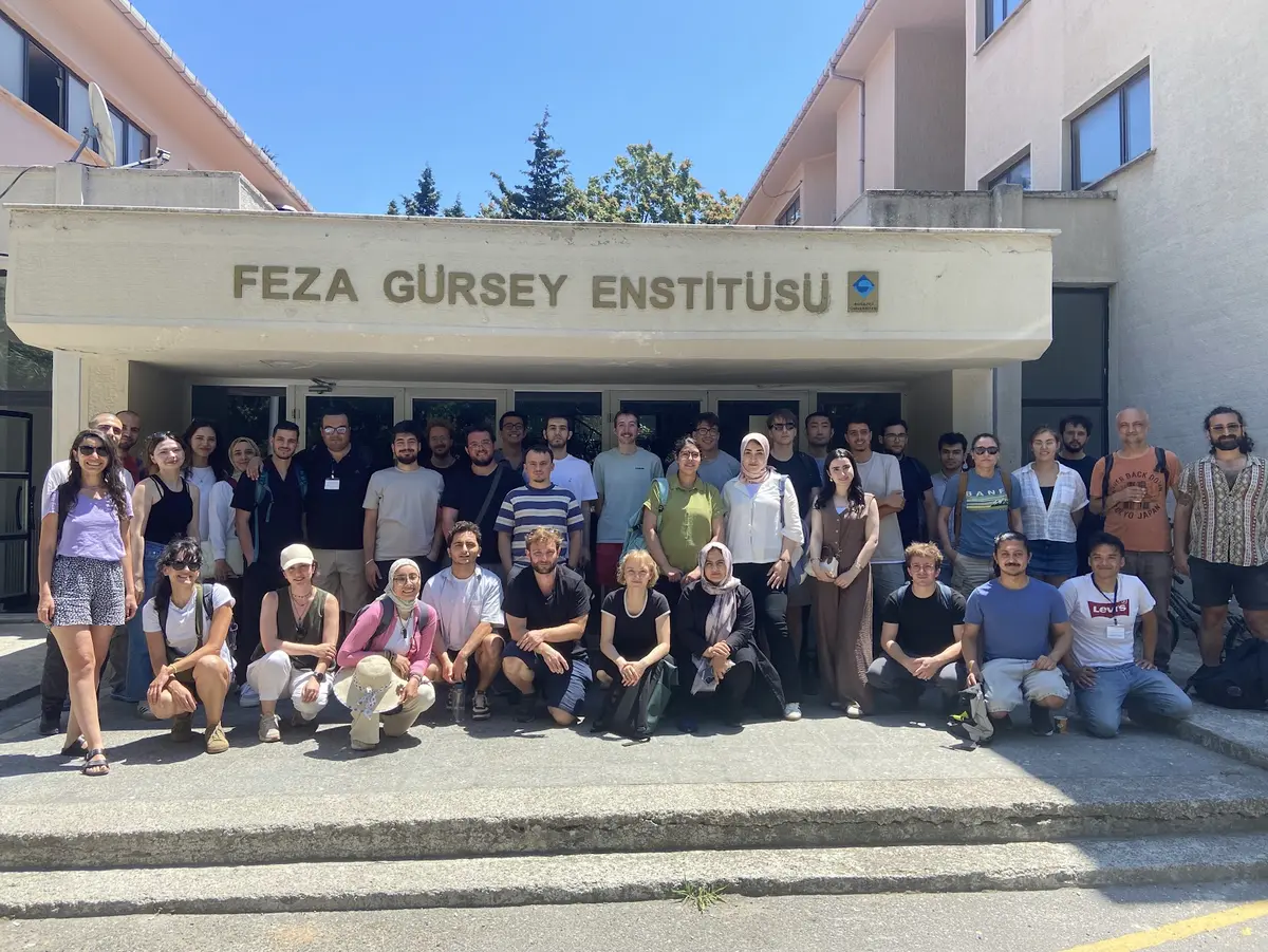 Gruppenbild von der CIMPA Summer School in der Türkei vor der Feza Gürsey Enstitüsü
