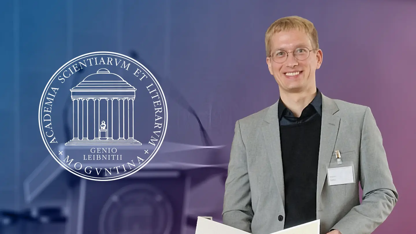 Benjamin Gess with certificate and logo of the Academy of Sciences and Literature Mainz