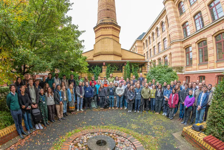 Gruppenbild der 100 Teilnehmer*innen der Chow Lectures 2025 im Innenhof des MPI MiS