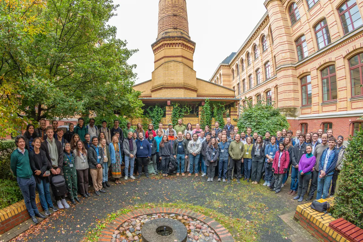 Gruppenbild der 100 Teilnehmer*innen der Chow Lectures 2025 im Innenhof des MPI MiS