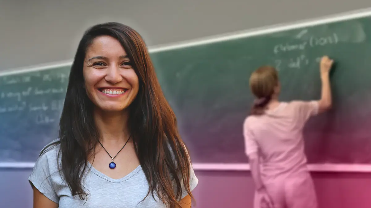 Collage, Porträt von Sefika Kuzgun und eine Person schreibt im Hintergrund an einer Tafel
