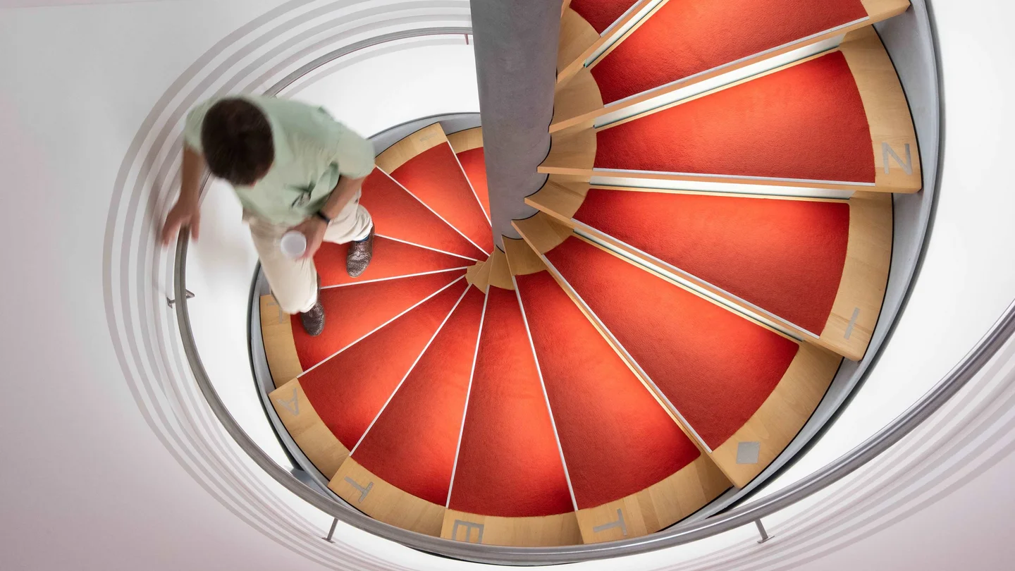 Eine rote Wendeltreppe aus der Vogelperspektive