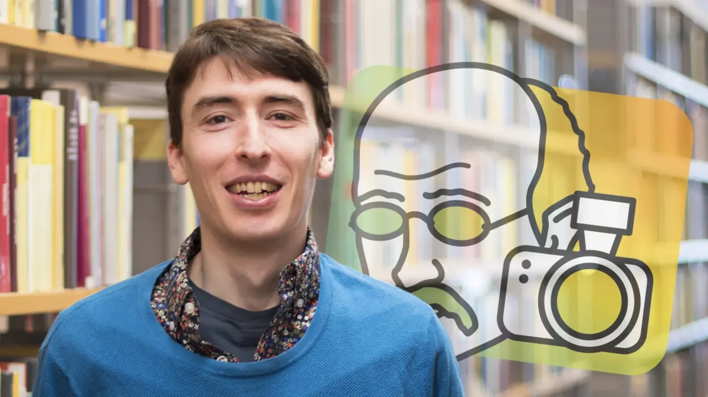 Porträt von Sam G. Krupa vor Bücherregalen und dem Logo von Math Planck People