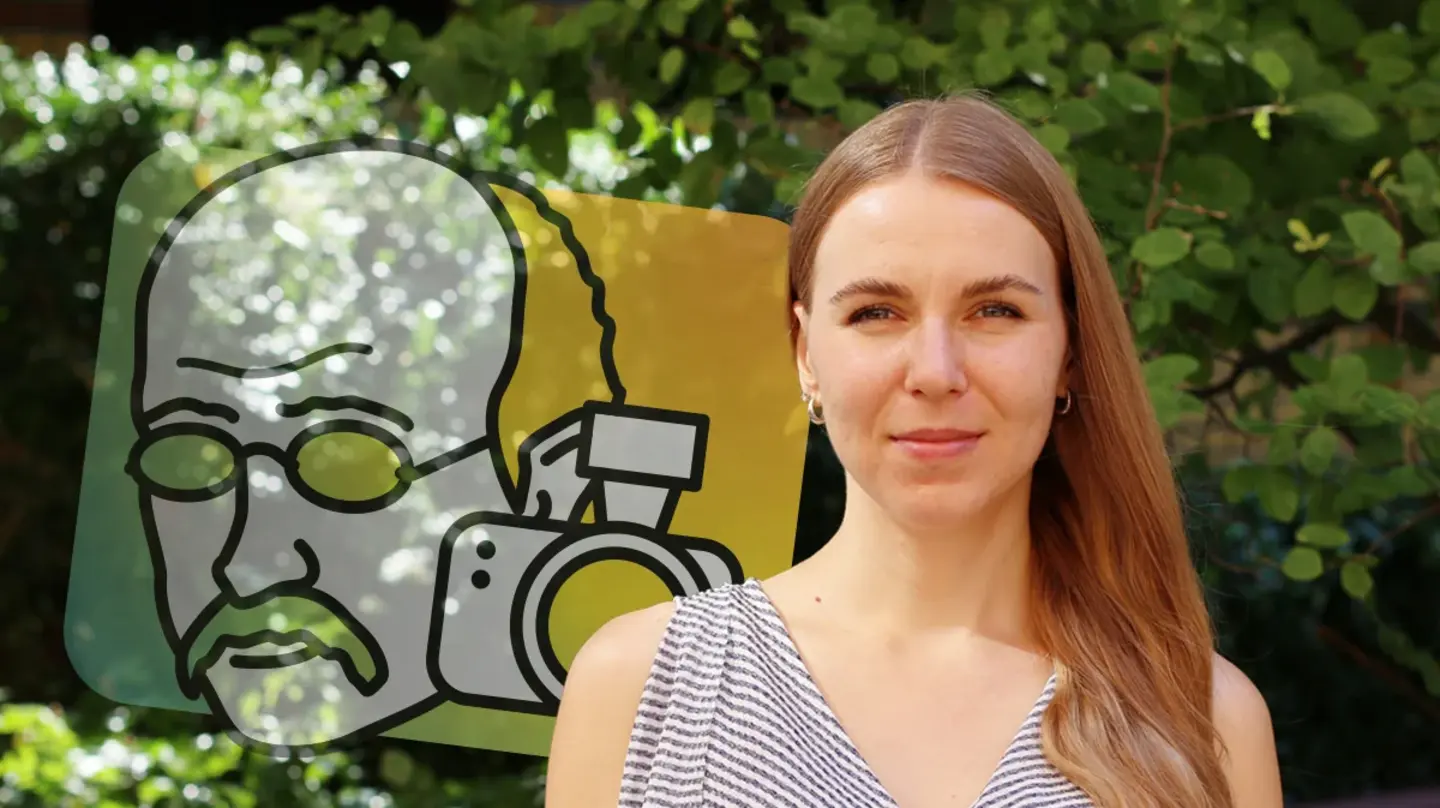 Porträt von Irina Bobrova draußen vor grünen Pflanzen und mit dem Math Planck People Logo