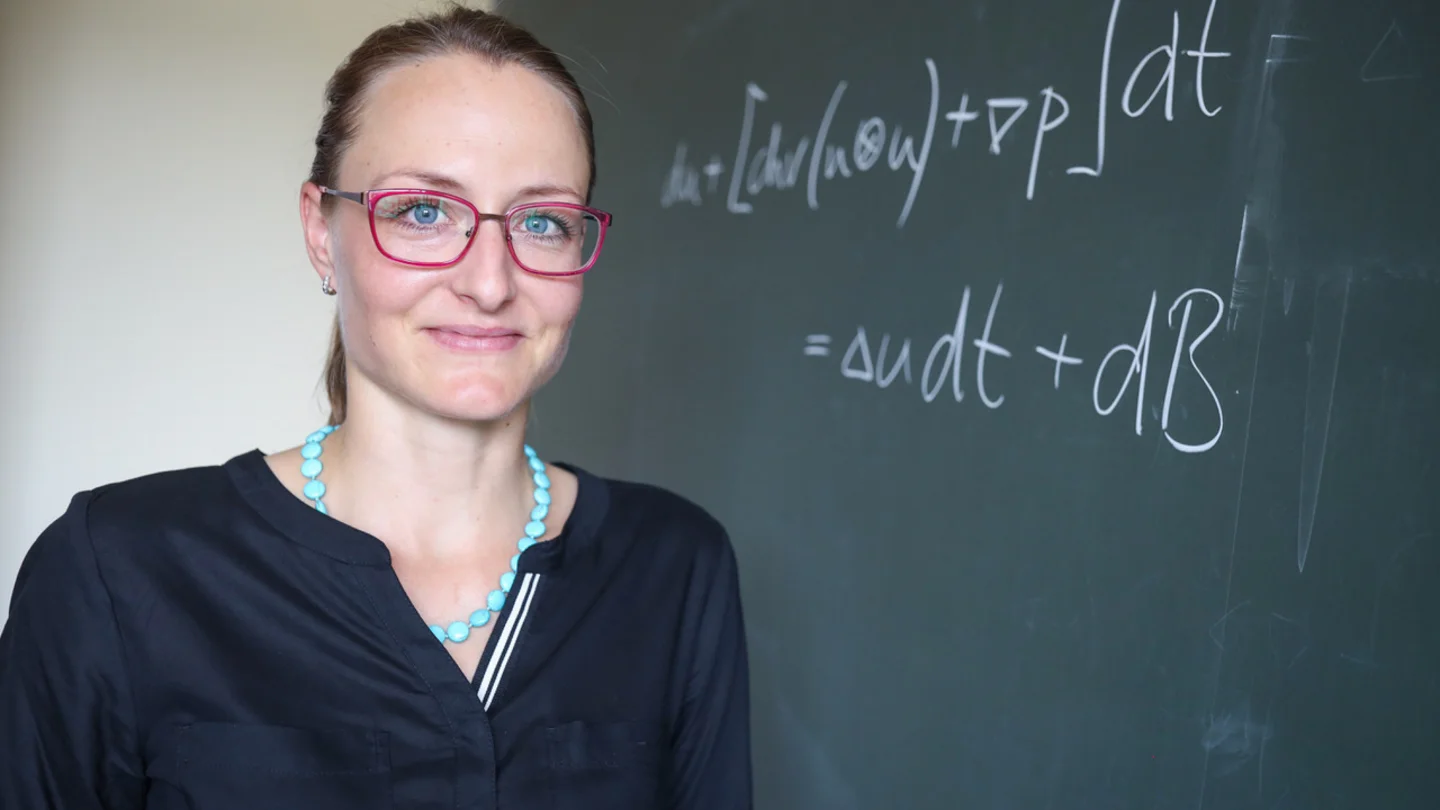 Martina Hofmanová in front of a blackboard