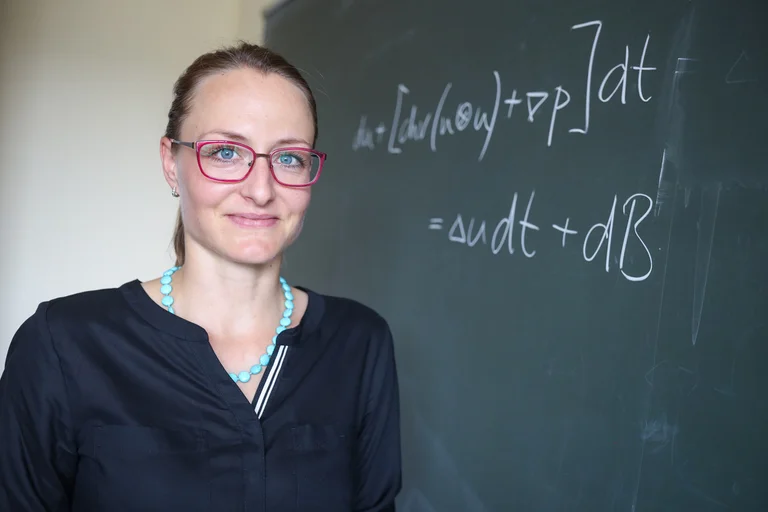 Martina Hofmanová vor einer Tafel