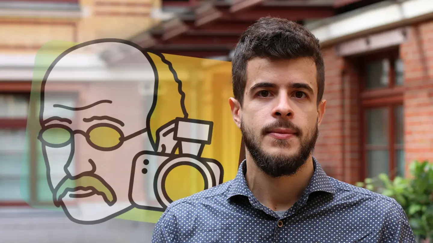 Porträt von Konstantinos Tsouvalas vor der Fassade des MPI MIS im Innenhof und dem Logo „Math Planck People“