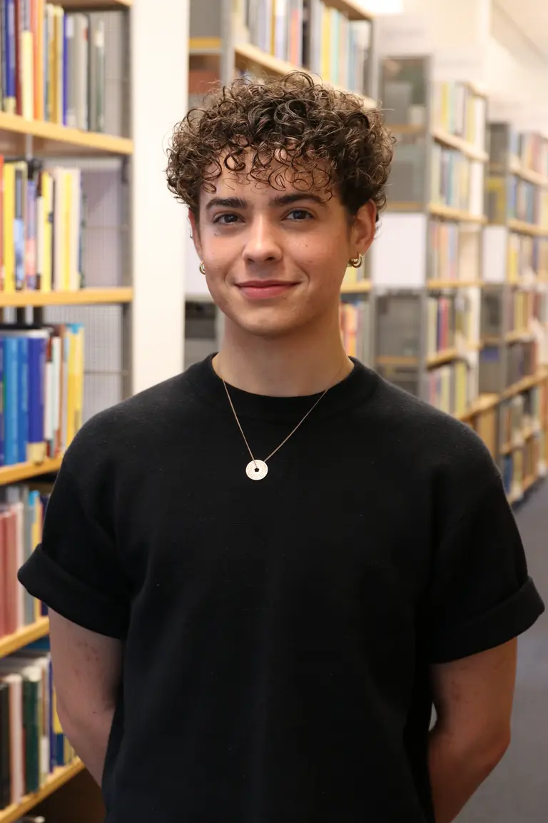Portrait of Skye Rothstein in front of bookshelves