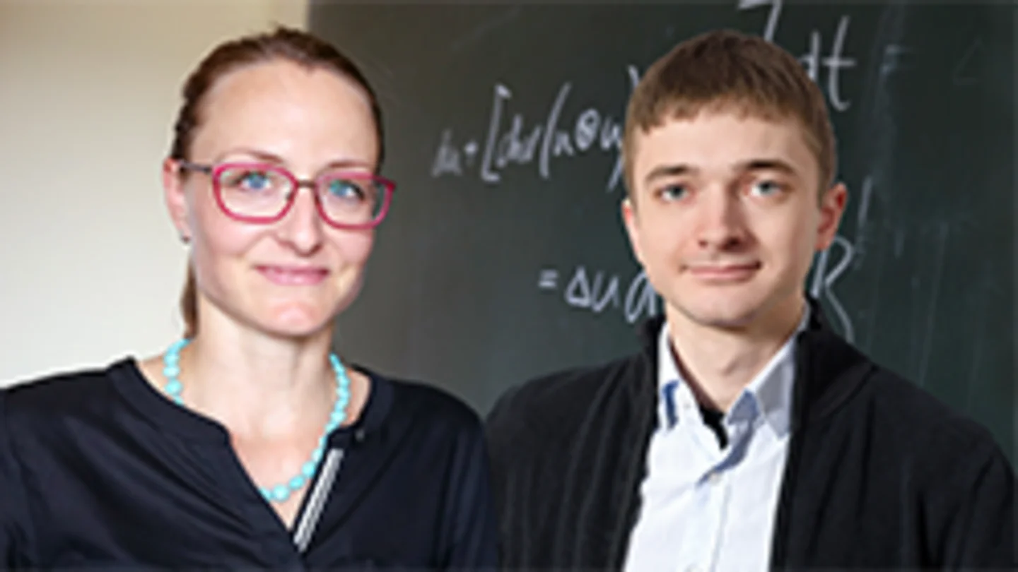 Portrait of Martina Hofmanová and Julian Fischer in front of a blackboard