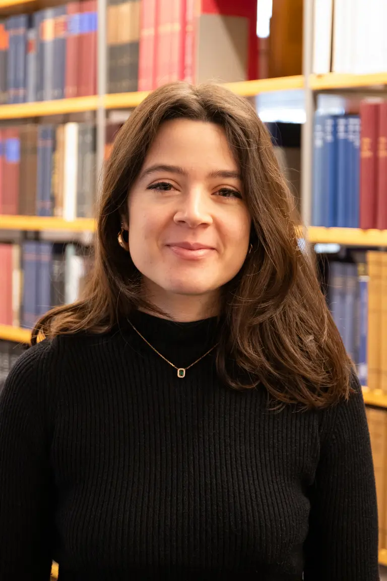Porträt von Martina Zizza vor Bücherregalen