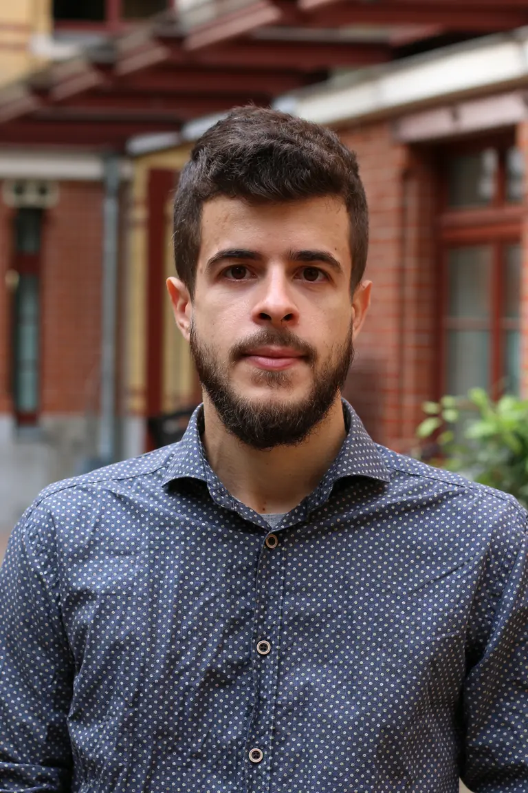 Porträt von Konstantinos Tsouvalas vor der Fassade des MPI MIS im Innenhof