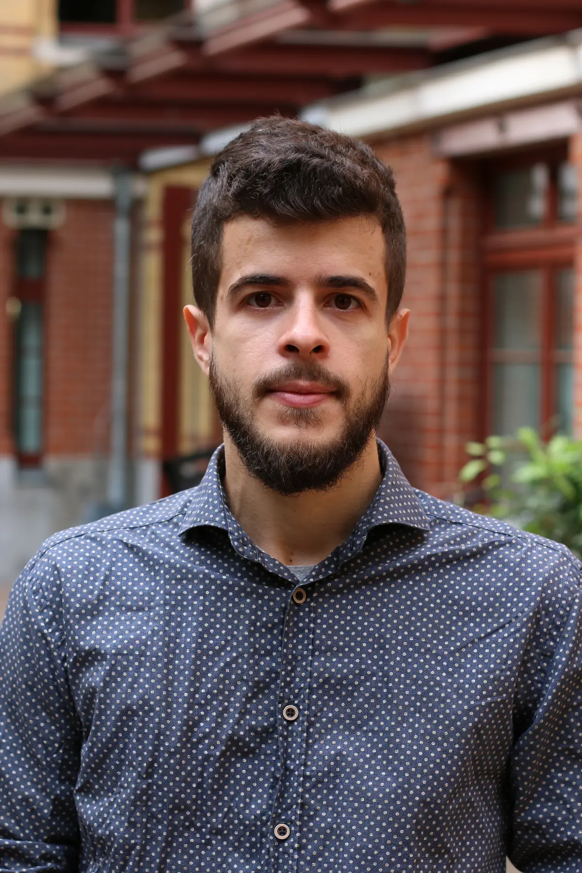 Porträt von Konstantinos Tsouvalas vor der Fassade des MPI MIS im Innenhof