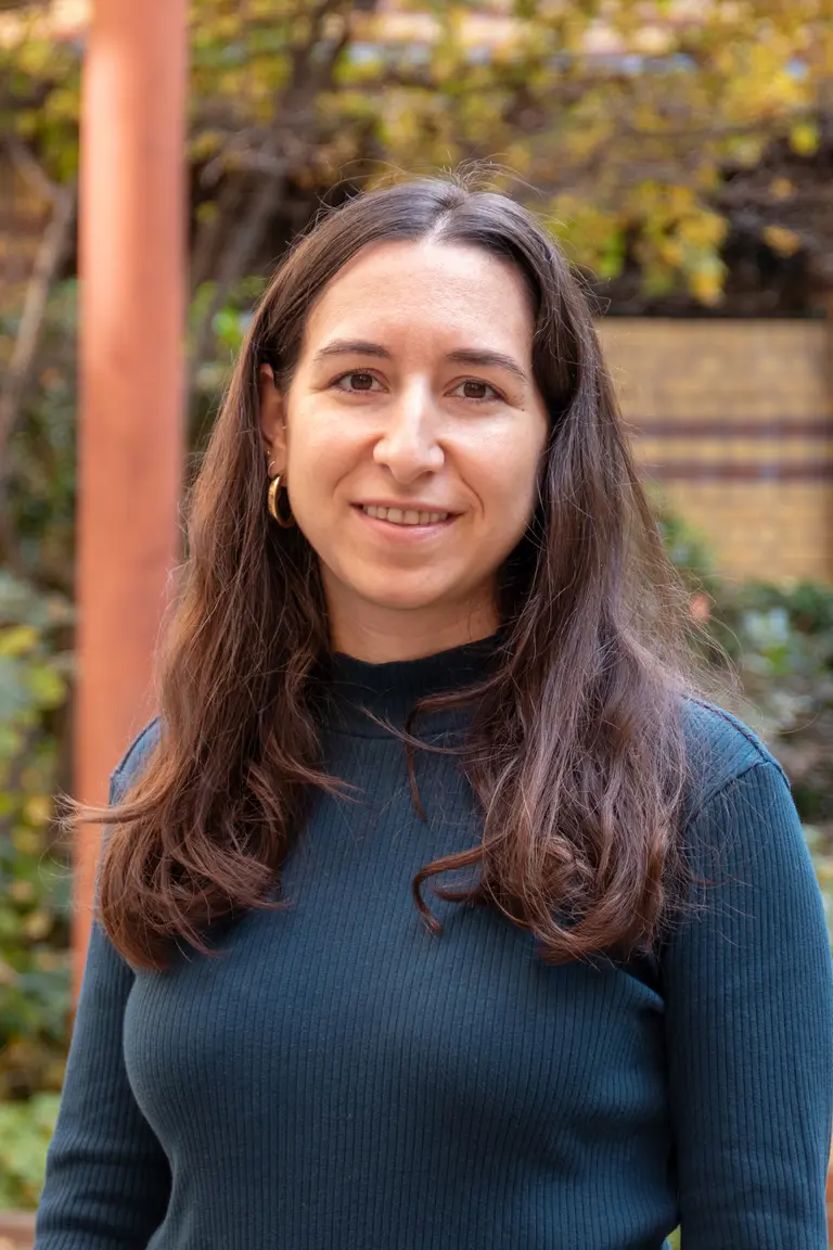 Porträt von Elena Salguero draußen