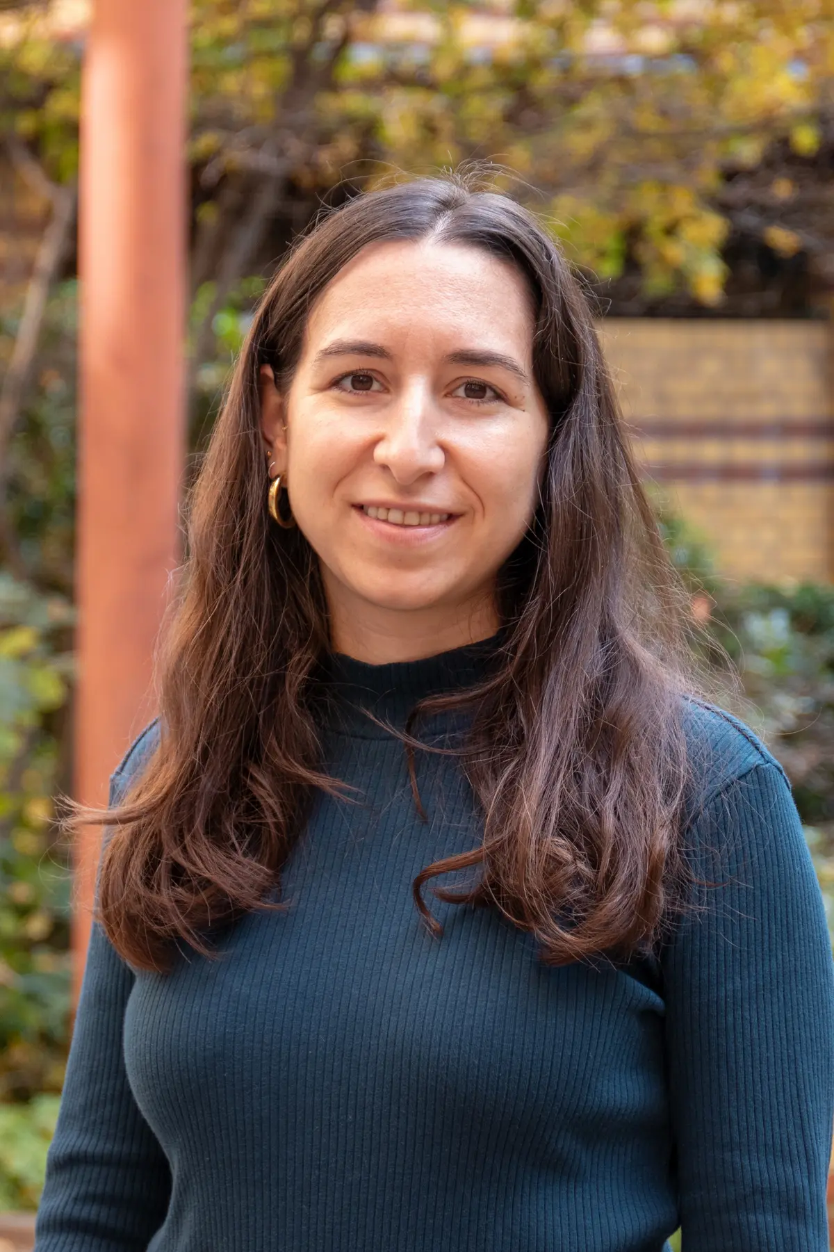 Porträt von Elena Salguero draußen