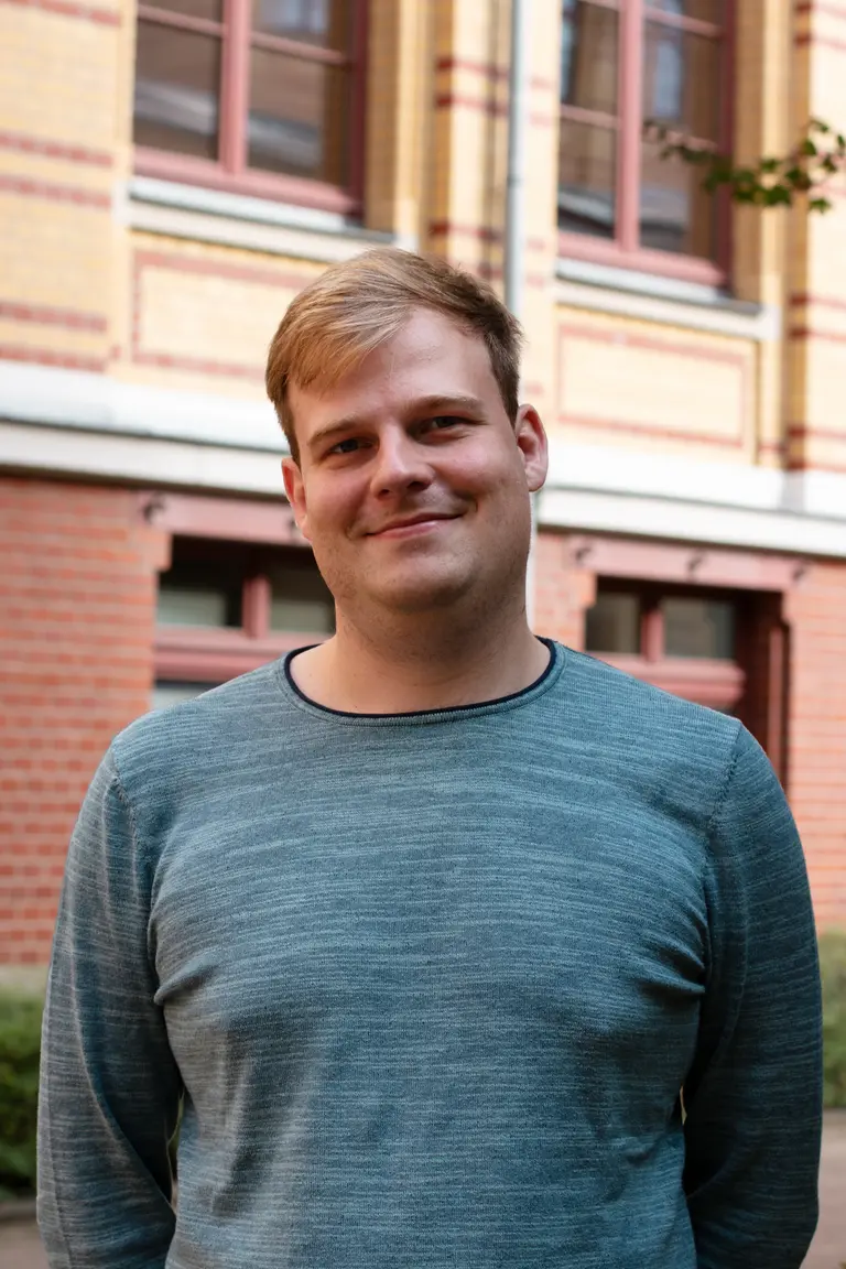 Porträt von Stefan Schiffer vor der Fassade des Instituts