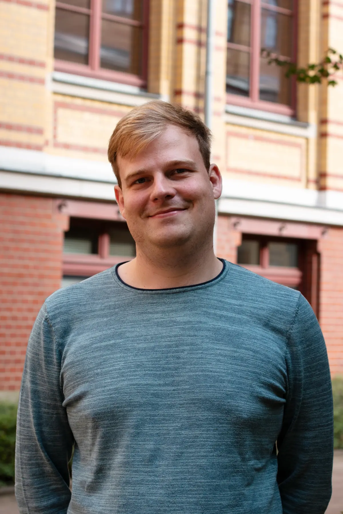 Porträt von Stefan Schiffer vor der Fassade des Instituts