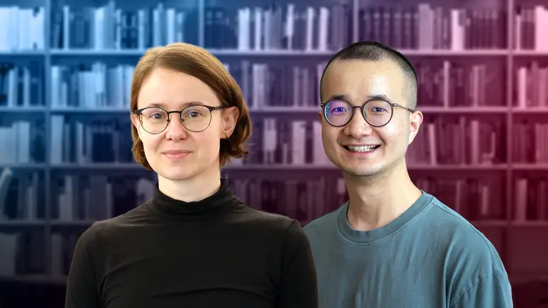 Portraits von Anna Parlak und Bian Wu vor Bücherregalen mit einem Farbverlauf von blau, lila und pink