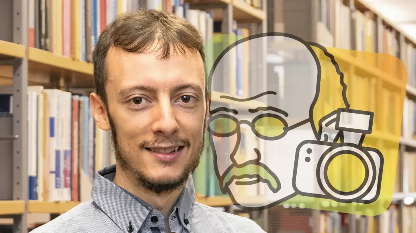 Porträt von Alessio Borzi vor Bücherregalen und dem Logo von Math Planck People