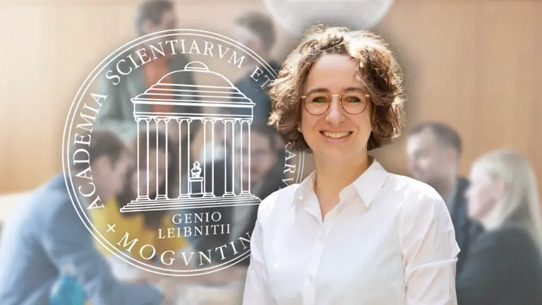 Collage: Anna-Laura Sattelberger and the logo of the Academy of Sciences and Literature | Mainz